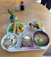 テーブルの上の食事

AI 生成コンテンツは誤りを含む可能性があります。