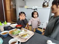 テーブルで食事をしている子供たち

AI 生成コンテンツは誤りを含む可能性があります。