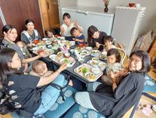 テーブルの周りに集まっている人たち
AI 生成コンテンツは誤りを含む可能性があります。