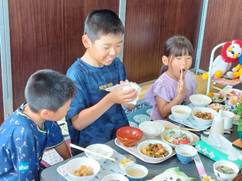 テーブルで食事をしている子供たち

AI 生成コンテンツは誤りを含む可能性があります。