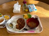 テーブルの上にあるいろんな食べ物

AI 生成コンテンツは誤りを含む可能性があります。